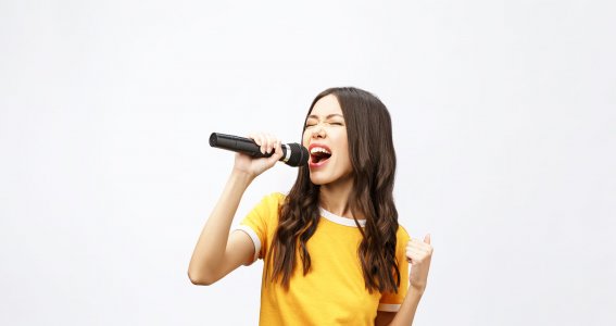 Frau singt in ein Mikrofon