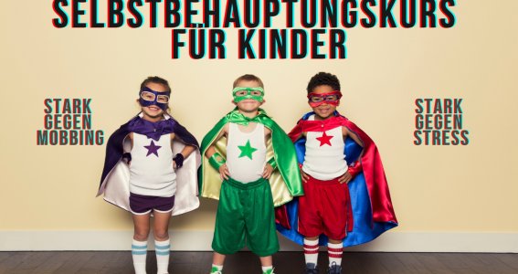 Kinder mit Superheldenumhang