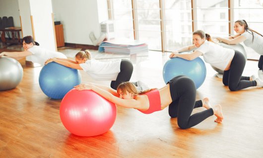 Fitnessübung mit Gymnastikball