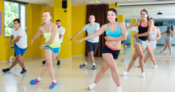 Erwachsene tanzen Zumba.