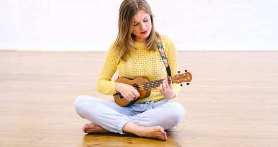 Frau beim Ukulelenunterricht