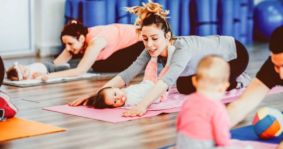 Yogaübungen für Mamas mit Baby