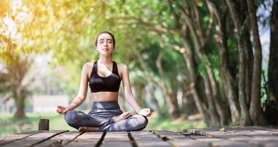 Frau macht draußen Yoga