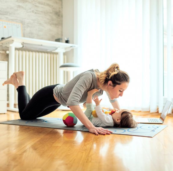 Mama mit ihrem Baby bei Rückbildungsübungen