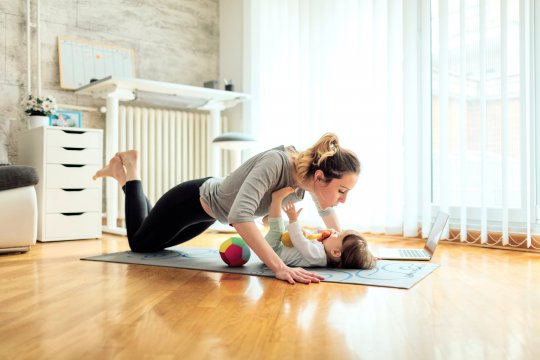 Mama mit ihrem Baby bei Rückbildungsübungen