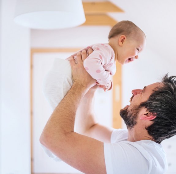 Vater mit seinem Baby in einem Kurs