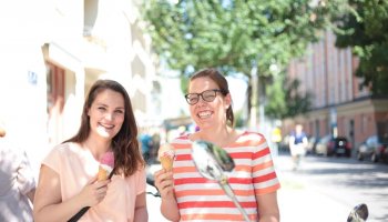 Die Gründerinnen der Kursfreunde GmbH essen ein Eis