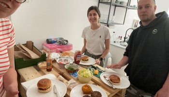Kursfreunde Mitarbeiter machen Burger