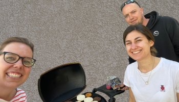 Kursfreunde Mitarbeiter grillen zusammen. 