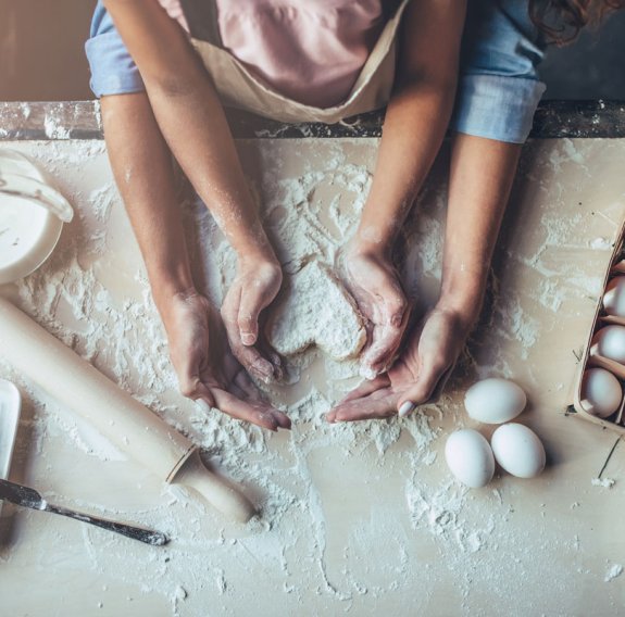 Mutter und Tochter backen
