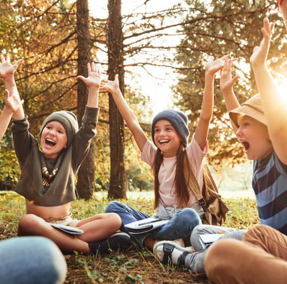 Kinder sitzen im Wald