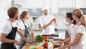 Gruppe kocht gemeinsam