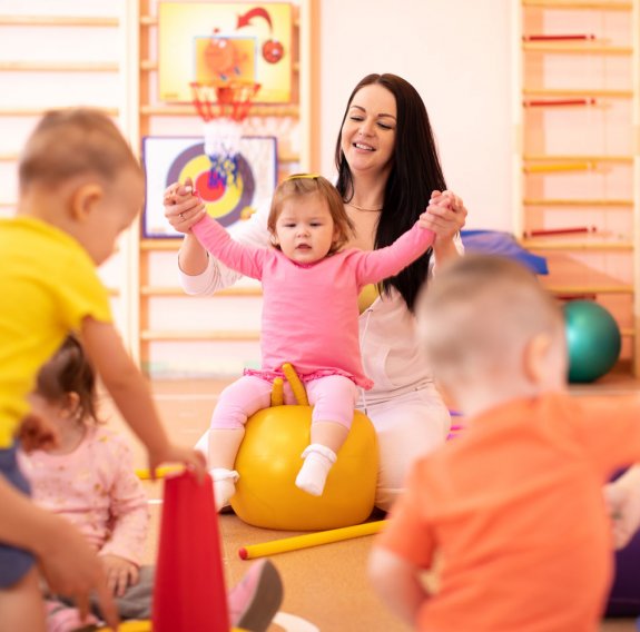 Kinder mit Eltern turnen