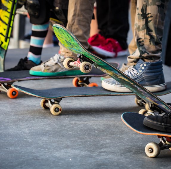 Vier Skateboards und ihre Besitzer
