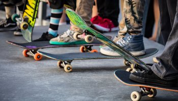 Vier Skateboards und ihre Besitzer