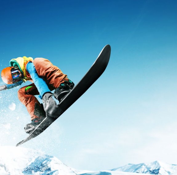 Ein Skifahrer und ein Snowboardfahrer in Actionpose