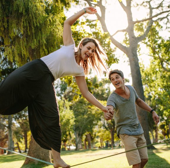 Zwei Erwachsene beim Slacklining