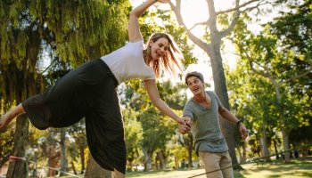 Zwei Erwachsene beim Slacklining