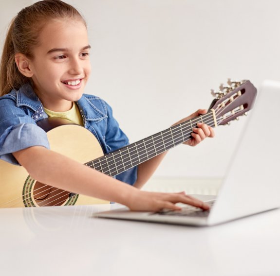 Kind welches Online Musikunterricht erhält