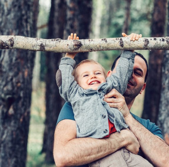 Vater mit Sohn die draußen Sport machen