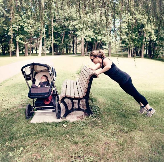 Mama mit ihrem Baby die draußen Sport treibt