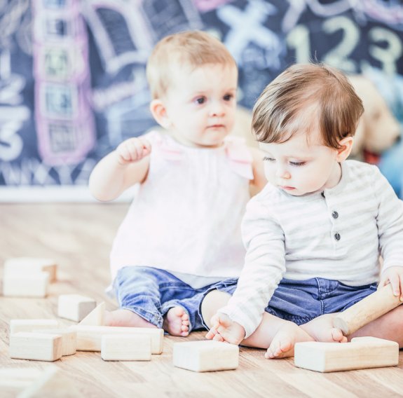 Zwei Babys in der Krabbelgruppe