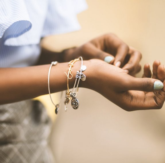 Frau mit Schmuck am Arm