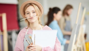 Junges Mädchen im Kunstkurs