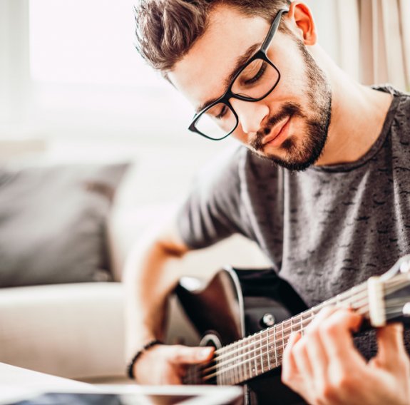 Mann der Gitarre spielt