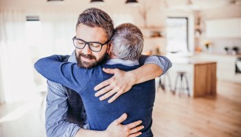 2 Männer die sich nach dem Coaching umarmen