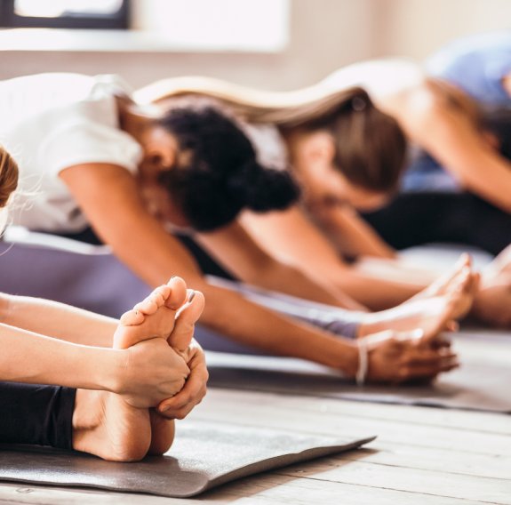 Eine Gruppe von Frauen im Pilates Kurs