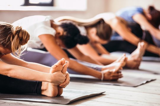 Eine Gruppe von Frauen im Pilates Kurs