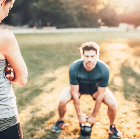 Ein Mann der Personal Training erhält