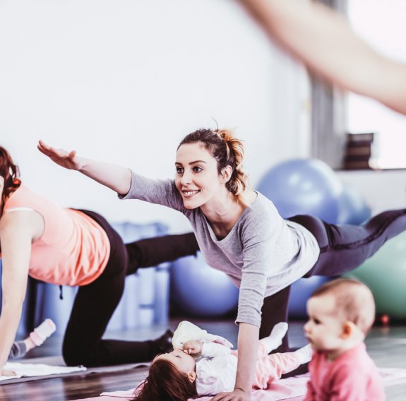 Mamas im Rückbildungskurs mit ihren Kindern