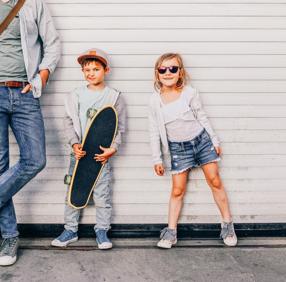 Familie die zusammen posen