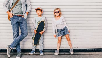 Familie die zusammen posen