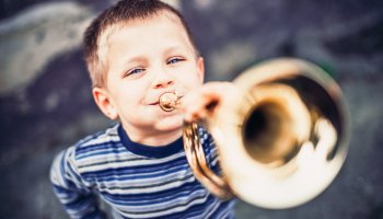 Kind spielt Trompete