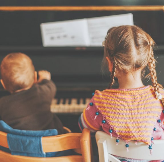 Kinder im Klavierunterricht