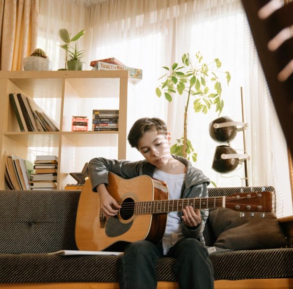 Kind spielt Gitarre