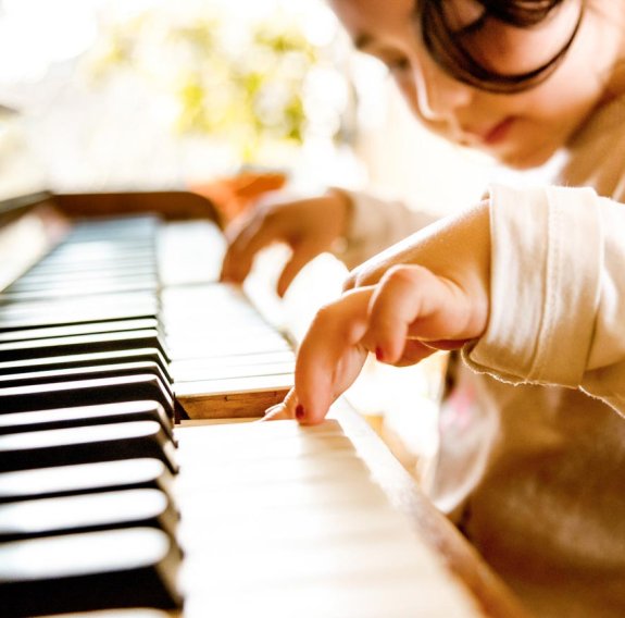 Kind spielt Klavier