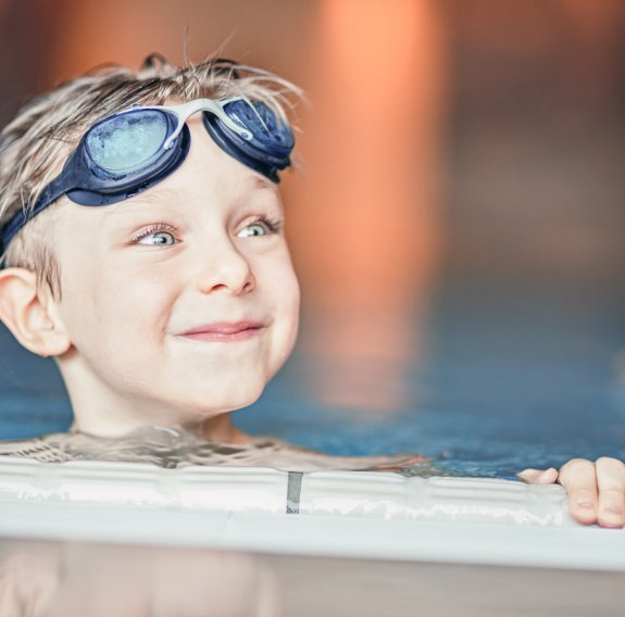 Kind im Schwimmkurs