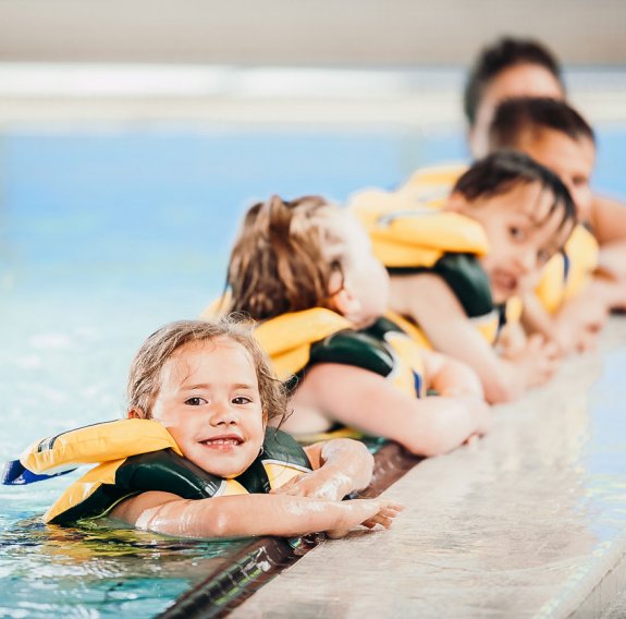 Kinder im Anfängerschwimmkurs