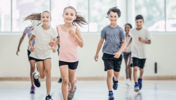 Kinder im Sportkurs