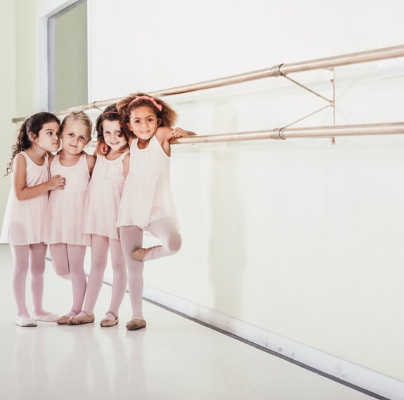 Kinder im Ballettkurs