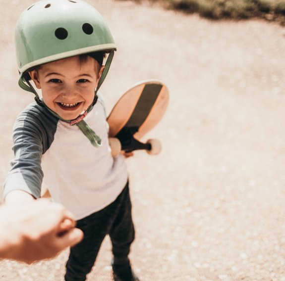 Kind mit Skateboard in der Hand