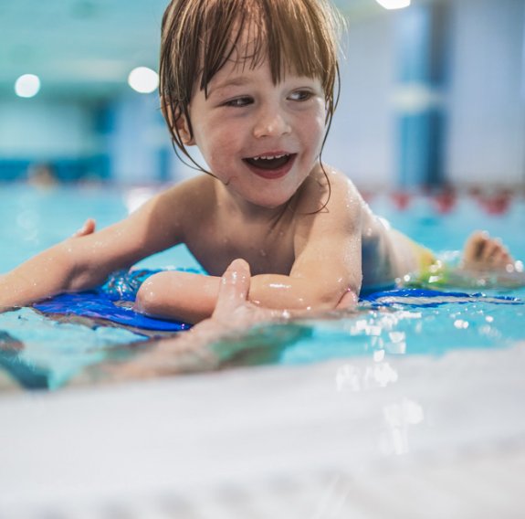 Kind im Anfängerschwimmkurs