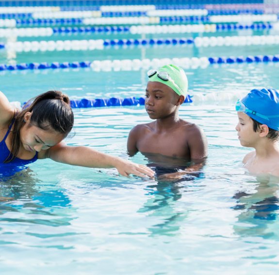 Kinder beim Schwimmtraining