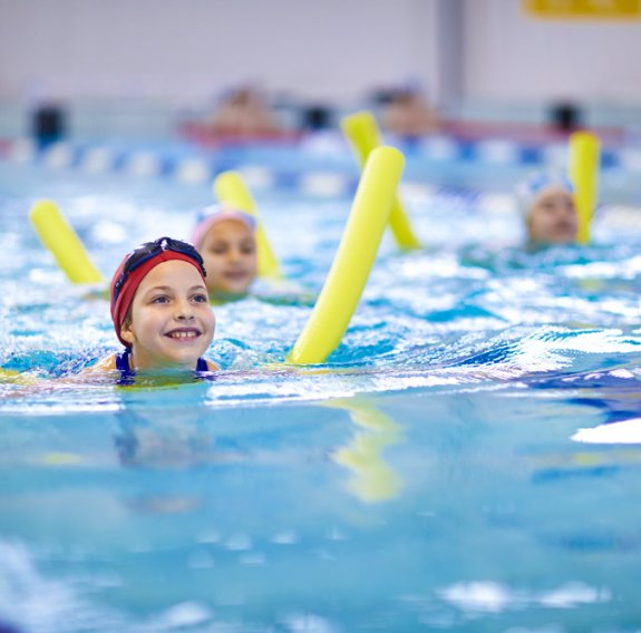 Kinder im Seepferdchenschwimmkurs