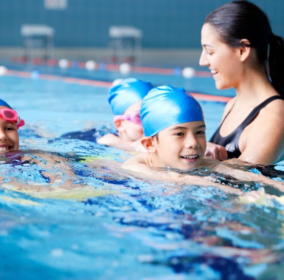 Kinder im Fortgeschrittenenschwimmkurs