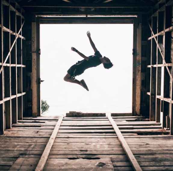 Kind übt Parkourtraining aus